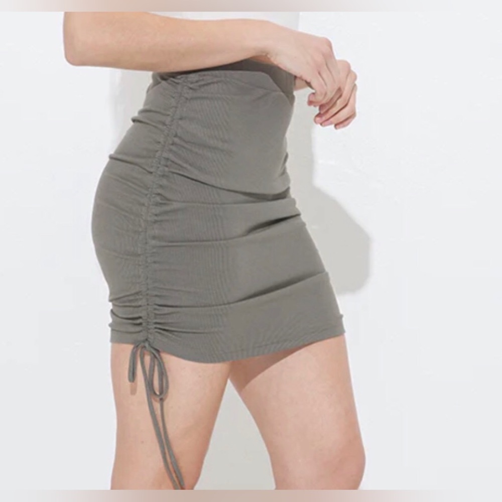 🆕 Illa Illa Rib Ruched Skirt - Olive (B6)